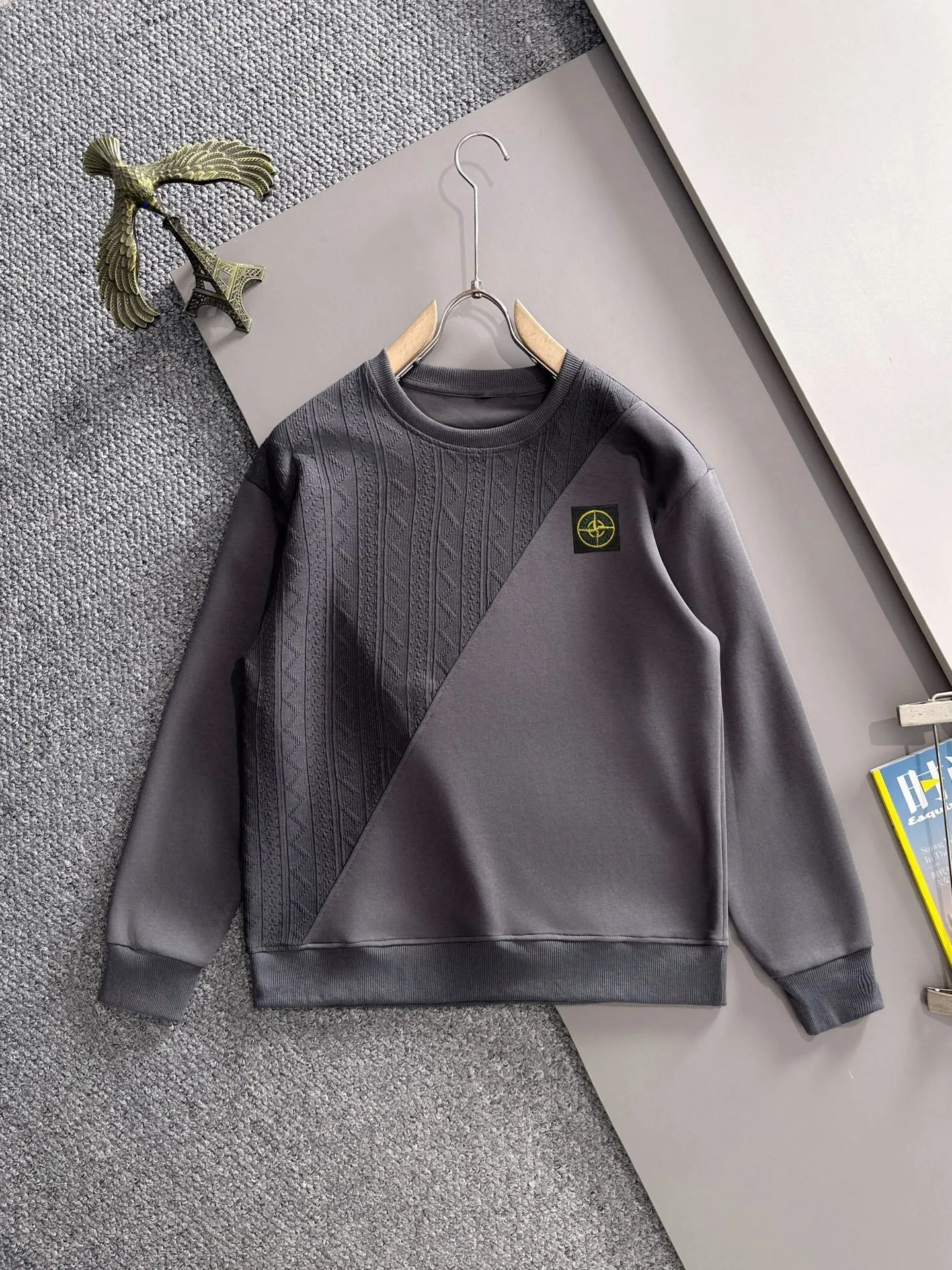 P360 Stone Island's exclusive first release of 25ss autumn and winter new round neck long-sleeved sweatshirts for men and women. Many celebrities share the same style. Craftsmanship that cannot be copied by ordinary small workshops. We are not afraid of any challenges in terms of materials, detail restoration and craftsmanship, just to provide you with wonderful products. Compare the top original versions at will. No expense is spared just to do better. Unique imported fabric feel. Purely imported German machine production. Precision operation. Thousands of needles density. Full set of new accessories with three standards for simultaneous customization. The upper body is versatile and fashionable. A perfect choice for autumn and winter. A must-have item. Size chart: m-4XL (Please state your height and weight when placing an order.